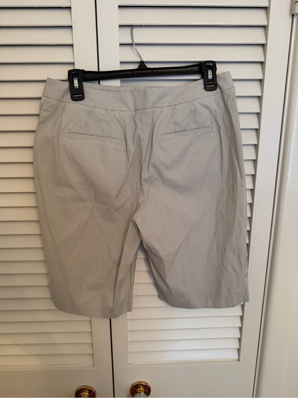 Chico’s Size 0.5 Pinstripe Bermuda Walking Shorts Cotton Blend